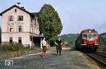 Zwei einsame Wanderer erwarten in dem zum Haltepunkt herabgestuften früheren Bahnhof Auringen-Medenbach an der Strecke Wiesbaden - Niedernhausen den Zug in Form von 517 002. Das Bahnhofsgebäude wurde wenige Wochen später abgerissen. (16.07.1972) <i>Foto: Dieter Junker</i>