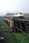 218 150 (Bw Hagen-Eckesey) fährt mit N 5421 über die alte Hammer Rheinbrücke zwischen Neuss und Düsseldorf an einer friedlich grasenden Schafherde vorbei. (10.04.1987) <i>Foto: Wolfgang Bügel</i>