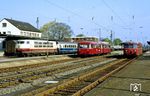 103 101 rauscht im Bahnhof Opladen mit IC 625 "Bacchus" (Dortmund - München) an 995 409/795 414 und 515 622 vorbei. (23.04.1987) <i>Foto: Joachim Bügel</i>