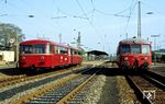 995 409 mit 795 414 des Eisenbahnmuseums Dieringhausen und 515 622, der an diesem Tag die Strecke zwischen Opladen und Hilgen bediente, im Bahnhof Opladen. (23.04.1987) <i>Foto: Joachim Bügel</i>