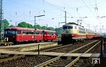 103 240 überholt mit IC 626 "Bacchus" (München - Dortmund) den 795 414/995 409 des Eisenbahnmuseums Dieringhausen im Bahnhof Opladen. (23.04.1987) <i>Foto: Joachim Bügel</i>