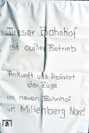 Gerade einmal eine handgeschriebene Notiz informierte die Reisenden über die Verlegung des Miltenberger Hauptbahnhofs. (12.06.1977) <i>Foto: Oskar Bär</i>