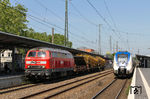 225 101 der Lappwaldbahn Cargo GmbH ( Eigentümer: Joseph Hubert Bauunternehmung GmbH & Co. KG, Nürnberg) mit DGS 95597 (Hagen Gbf - Neuwied) in Solingen Hbf. Rechts steht der RE 7 (RE 32538) nach Rheine. (18.05.2020) <i>Foto: Joachim Bügel</i>