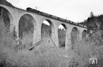 85 002 mit P 1578 nach Freiburg auf dem Ravenna-Viadukt im oberen Höllental. (15.04.1960) <i>Foto: Helmut Röth</i>