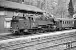 Bei der Einfahrt in den Bahnhof Hirschsprung konnte der P 1578 mit 85 002 erneut erlegt werden. (15.04.1960) <i>Foto: Helmut Röth</i>