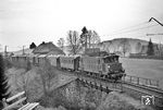 Nach der Kreuzung des E 587 in Hinterzarten, hatte E 244 22 mit P 1544 freie Bahn nach Freiburg. (16.04.1960) <i>Foto: Helmut Röth</i>