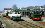 Wegen des anstehenden Bahnhofsfestes in Opladen am Wochenende 25./26. April 1987 wurden einige Fahrzeuge aus dem Eisenbahnmuseum Dieringhausen überführt. Diese Aufgabe übernahm 215 124 aus Köln. (24.04.1987) <i>Foto: Wolfgang Bügel</i>