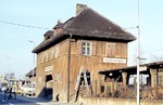 Das Empfangsgebäude von Mainz-Weisenau, dessen Bahnhof 1995 aufgelassen und abgerissen wurde. (23.02.1974) <i>Foto: Oskar Bär</i>