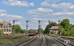 LEG 132 068 und 132 238 fahren mit dem umgeleiteten DGS 60931 nach Neustadt/Donau durch den Bahnhof Zeitz. (17.05.2020) <i>Foto: Ralf Opalka</i>