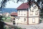 Gleisanlagen und Empfangsgebäude des Bahnhofs Lohrbach an der stillgelegten Schmalspurbahn Mosbach - Mudau.  (08.09.1973) <i>Foto: Oskar Bär</i>