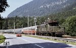 194 111 verlässt mit IC 511 "Chiemgau" den Bahnhof Hallthurm. (26.08.1980) <i>Foto: Prof. Dr. Willi Hager</i>