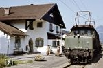 194 156 mit Üg 67675 nach Mittenwald im Bahnhof Klais, mit 933 m Bayerns höchstgelegener Normalspur-Bahnhof. (27.08.1980) <i>Foto: Dorothee Hager</i>