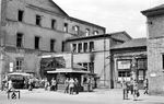 Auferstanden aus Ruinen war für Ludwigshafen Hbf wohl nicht ganz zutreffend. Eigentlich standen nur noch die Außenmauern. Dennoch setzte der Wiederaufbau des Ludwigshafener Bahnhofs angesichts der wirtschaftlichen Notlage auf die noch vorhandene Eisenbahninfrastruktur, das Projekt eines neuen Durchgangsbahnhofs wurde zunächst nicht mehr verfolgt. Vielmehr wurde ein neues Empfangsgebäude an der alten Stelle errichtet.  (1951) <i>Foto: BD Mainz, Slg. W. Löckel</i>
