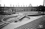 Mit dem Bau eines großen Rangierbahnhofs entstand 1896 in Ludwigshafen ein großes Bahnbetriebswerk mit zwei Rundschuppen und insgesamt 64 Lokständen. Diese waren über die zwei hier zu sehenden Drehscheiben (16 und 23 m) zu erreichen. (1951) <i>Foto: BD Mainz, Slg. W. Löckel</i>