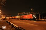 145 015 mit IKE 50076 (Frankfurt Ost Ubf - Maschen) im Frankfurter Containerterminal. (12.11.2009) <i>Foto: Marvin Christ</i>