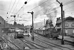 Neustadt im Schwarzwald hatte 1960 den besonderen Reiz, dass dort viele Züge einen Lokwechsel hatten. Hier fährt 75 439 vor E 585 nach Donaueschingen (-Ulm) aus, nachdem sie den Zug von E 244 11 übernommen hatte, die sich hinter dem mittleren Formsignal versteckt.  (17.04.1960) <i>Foto: Helmut Röth</i>
