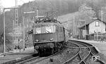 118 008 mit N 5893 (Würzburg ab 12.16 Uhr - Lauda an 13.05 Uhr) im Bahnhof Zimmern. (03.1977) <i>Foto: Burkhard Wollny</i>