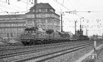 Dieser kurze Güterzug erforderte sicherlich keine Doppeltraktion und 5000 PS Leistung. So schleppte die Augsburger 194 042 ihre Ingolstädter Schwesterlok 194 120 auch nur als Wagen durch Augsburg. (03.1977) <i>Foto: Burkhard Wollny</i>
