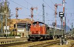 Mit einem Personenzug aus Miltenberg fährt die Aschaffenburger 211 166 in Seckach ein. (04.1984) <i>Foto: Karsten Risch</i>