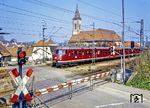 456 fährt über den Bahnübergang Bergstraße nach Seckach ein. Der Bü wurde durch eine Brücke ersetzt, die heute genau über den Bahnhof führt. (04.1984) <i>Foto: Karsten Risch</i>