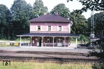 Der S-Bahnhof Mühlthal nördlich von Starnberg. Nachdem am 10. Juni 2001 der neue S-Bahnhof Starnberg Nord eröffnet worden war, wurde mit dem neuen Fahrplan im Dezember 2004 die schwach frequentierte Station stillgelegt.  (14.08.1965) <i>Foto: Oskar Bär</i>