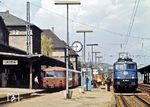 Die Stuttgarter 110 294 ist auf Gleis 2 im Bahnhof Lauda eingetroffen. Eine Menge Pakete warten darauf, in dem Zug nach Heidelberg mitgenommen zu werden. Der neue Lokführer ist gleich auch "an Bord". Auf Gleis 1 wartet der Schienenbus auf die Anschlussreisenden nach Bad Mergentheim. (04.1978) <i>Foto: Karsten Risch</i>