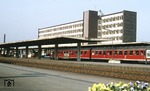 Der neue Braunschweiger Hauptbahnhof wurde am 1. Oktober 1960 als typischer Zweckbau im damaligen Zeitgeschmack eröffnet und ersetzte den alten Bahnhof im Süden der Stadt. Am Bahnsteig steht ein 624. (11.05.1972) <i>Foto: Oskar Bär</i>