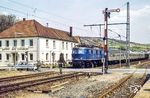 118 050 fährt mit einem N 5893 aus Würzburg in Grünsfeld ein. Nicht nur die Lok, auch der signifikante Gasthof sind Geschichte. (04.1978) <i>Foto: Karsten Risch</i>
