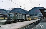 Zwischen 1950 und 1955 lackierte die Deutsche Bundesbahn die Lokomotiven der Baureihe E 18, die ursprünglich blaugrau (RAL 7031) lackiert waren, in flaschengrün (RAL 6007) um. 1959 erhielt E 18 36 im Rahmen einer E 3 im Aw München-Freimann am 18.03.1959 dann den bekannten kobaltblauen Anstrich (RAL 5013). Hier wartet die Nürnberger Lok auf das Beladungsende der Post am D 404 nach Passau in Frankfurt Hbf. (1958) <i>Foto: Robin Fell</i>