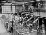 Verladung von Braunkohlenbriketts im Gruhlwerk in Kierberg. Das ab 1874 von Hermann Gruhl und Hermann Bleibtreu aufgebaute Unternehmen galt über das Rheinische Revier hinaus als Pionier der industriellen Braunkohlegewinnung und -verarbeitung. Es ging 1908 durch Fusion in der RAG, der späteren Rheinbraun, auf. Hier betrieb man als erstes Unternehmen den Tagebau mit Großschrämbaggern und neuartiger Fördertechnik wie etwa einer neuartigen Zahnradbahn oder der ersten elektrischen Lokomotive. Weiterhin entwickelte man neue Verfahren in der Braunkohletrocknung und -brikettierung. Heute sind die ehemaligen Brikettfabriken restlos abgerissen. An die Tagebaugruben erinnern noch einige Restseen, darunter der Gruhlsee und der Bleibtreusee.  (1932) <i>Foto: RVM</i>