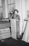 Vorbereitung des Versands von Glasscheiben in DB-Rollbehältern in Böhl-Iggelheim. (1956) <i>Foto: BD Mainz, Slg. W. Löckel</i>
