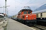 ÖBB 1020.09 (ex E 94 037) ist mit E 4691 aus Garmisch-Partenkirchen in Mittenwald eingetroffen. (28.08.1980) <i>Foto: Prof. Dr. Willi Hager</i>