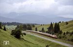 Dem Dt 13415, der bis Garmisch zusammen mit Dt 13485 fuhr, folgt bei Schmalensee der zweite Zugteil (Dt 13485) nach Seefeld/Tirol. (30.08.1980) <i>Foto: Prof. Dr. Willi Hager</i>