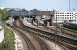 Kiel Hbf ist Ausgangspunkt von Strecken nach Hamburg, Lübeck, Flensburg und Husum. Er befindet sich direkt an der Kieler Förde. Der Kieler Hauptbahnhof ist ein Kopfbahnhof. Die Länge der dreischiffigen Bahnsteighalle beträgt 121 m, die Breite 55 m.  Die auf dem Bild zu sehende Bahnsteighalle wurde 2006 durch einen Neubau ersetzt, 1995 wurde die Strecke nach Hamburg elektrifiziert, auch die vor der Halle wartende V 200 ist Geschichte. (15.08.1983) <i>Foto: Oskar Bär</i>