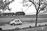 E 244 22 mit P 1565 bei Himmelreich und dem fahrbaren Untersatz, einem Renault 4CV, mit dem Helmut Röth unterwegs war. (18.04.1960) <i>Foto: Helmut Röth</i>