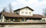 Der Bahnhof Hersbruck links der Pegnitz an der Bahnstrecke Nürnberg - Schwandorf. (25.03.1983) <i>Foto: Oskar Bär</i>