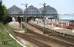 Kiel Hbf mit seiner dreischiffigen Bahnsteighalle von 121 m Länge und 55 m Breite.  2006 wurde sie durch einen Neubau ersetzt. (15.08.1983) <i>Foto: Oskar Bär</i>