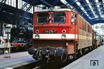 Mit einem Schnellzug aus Dresden ist 211 075 in Leipzig angekommen. Im Hintergrund steht 01 2204 mit dem E 802 aus Saalfeld. (30.04.1980) <i>Foto: Dr. Uwe Knoblauch</i>