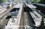 Blick auf die noch intakten und umfangreichen Gleisanlagen des Grenzbahnhofs Flensburg. Im Hintergrund das Reiterstellwerk "Fo". (15.08.1983) <i>Foto: Oskar Bär</i>