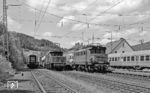 Während 144 059 vor dem N 7025 in Ludwigsstadt noch Pause hat, überholt 194 571 mit einem Güterzug, den sie in Probstzella übernommen hat. (04.1983) <i>Foto: Karsten Risch</i>