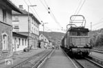 Die wenigen Fahrgäste des N 6724 verlassen den Bahnsteig in Ludwigsstadt. Im Mai 1939 war die Lok von Augsburg nach Bamberg umstationiert worden und dürfte bis zum Ende des Zweiten Weltkriegs häufiger Gast auf der Frankenwaldbahn gewesen sein. (04.1983) <i>Foto: Karsten Risch</i>