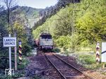 194 063 kehrt mit einem Güterzug aus Probstzella zurück und passiert die Grenzanlagen bei Falkenstein. (04.1983) <i>Foto: Karsten Risch</i>