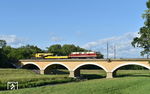 118 757 der Pressnitztalbahn überführt einen Kran von Blankenstein/Saale nach Leipzig-Plagwitz über die Luppebrücke zwischen Leipzig-Wahren und -Leutzsch. (02.06.2020) <i>Foto: Ralf Opalka</i>