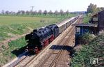 Mit etwas Grünzeug versehen für die erste Fahrt vor dem Sonderzug D 20222 von Nürnberg nach Stuttgart wurde dann 01 1100 mit reichlich Verspätung bei Großaltdorf zwischen Crailsheim und Schwäbisch Hall auf Zelluloid gebannt. (01.05.1987) <i>Foto: Joachim Bügel</i>