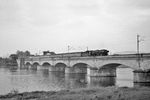01 115 (Bw Wiesbaden) führt den D 366 (Nijmegen – München) über die Neckarbrücke in Ladenburg. (23.04.1960) <i>Foto: Helmut Röth</i>