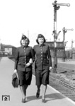 Bestens frisiert und gekleidet präsentieren sich diese beiden Zugbegleiterinnen bei einem Fototermin auf dem Bahnsteig A/Gleis 1 des Stettiner Bahnhofs in Berlin. Im Hintergrund ist das Reiterstellwerk "Stf" zu erkennen (spätere Bezeichnung "Nof").  (1942) <i>Foto: RVM (Holtmann)</i>