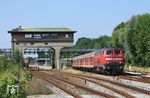 218 472 verlässt den Bahnhof Memmingen. Das Fahrdienstleiter- bzw. Befehlsstellwerk 3 aus dem Jahr 1932 ging im Juli 2000 außer Betrieb.  (14.07.2010) <i>Foto: Marvin Christ</i>