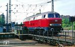 Auch V 160 003, die den zweiten Teil der Premienfahrt am Zugschluss mitlief, ist wieder im Bw Düsseldorf-Abstellbf eingetroffen. (06.05.1987) <i>Foto: Joachim Bügel</i>