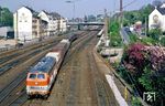 218 142 fährt mit dem "Loktauschzug" Ne 62064 (Hagen Gbf - Köln-Kalk Nord) in Wuppertal-Oberbarmen ein. Da die Citybahnloks in Hagen-Eckesey stationiert waren, aber von Köln aus auf der Aggerstrecke eingesetzt wurden, erfolgte der Austausch der Loks mit diesem Güterzug. (08.05.1987) <i>Foto: Wolfgang Bügel</i>