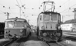 In Attnang-Puchheim begegnen sich ÖBB 1045.03 (Baujahr 1929) und ein 5081, die österreichische Variante des Uerdinger Schienenbusses.  (08.1977) <i>Foto: Burkhard Wollny</i>